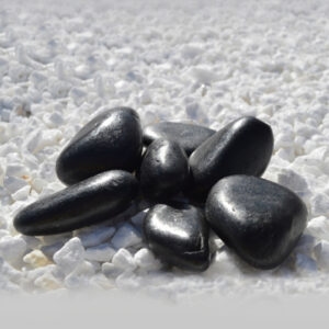 Otoczak Black Ocean – czarny kamień dekoracyjny do nagrobków, elegancki otoczak granitowy do projektu pomnika.