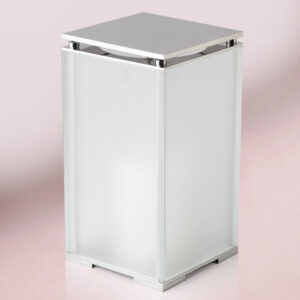 Lampion Aura – elegancki lampion cmentarny o prostej formie, nowoczesny detal oświetleniowy do nagrobków i pomników.