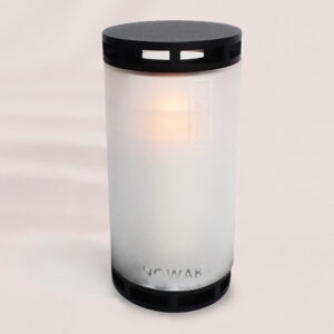 Lampion Line – nowoczesny lampion cmentarny o minimalistycznej, cylindrycznej formie, elegancki detal do nagrobków i pomników.