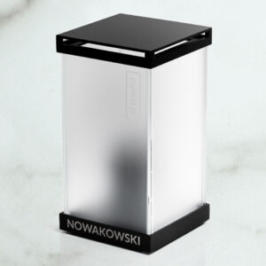 Lampion Pure BW – elegancki biało-czarny lampion cmentarny z grawerem nazwiska do nagrobków i pomników, minimalistyczny detal oświetleniowy.