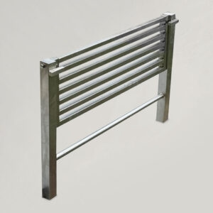 Ławka Form Silver – nowoczesna, składana ławka cmentarna do nagrobków w srebrnym wykończeniu, minimalistyczny detal do projektu miejsca pamięci.