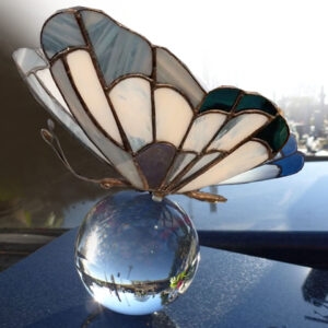 Motyl z kulą na nagrobek