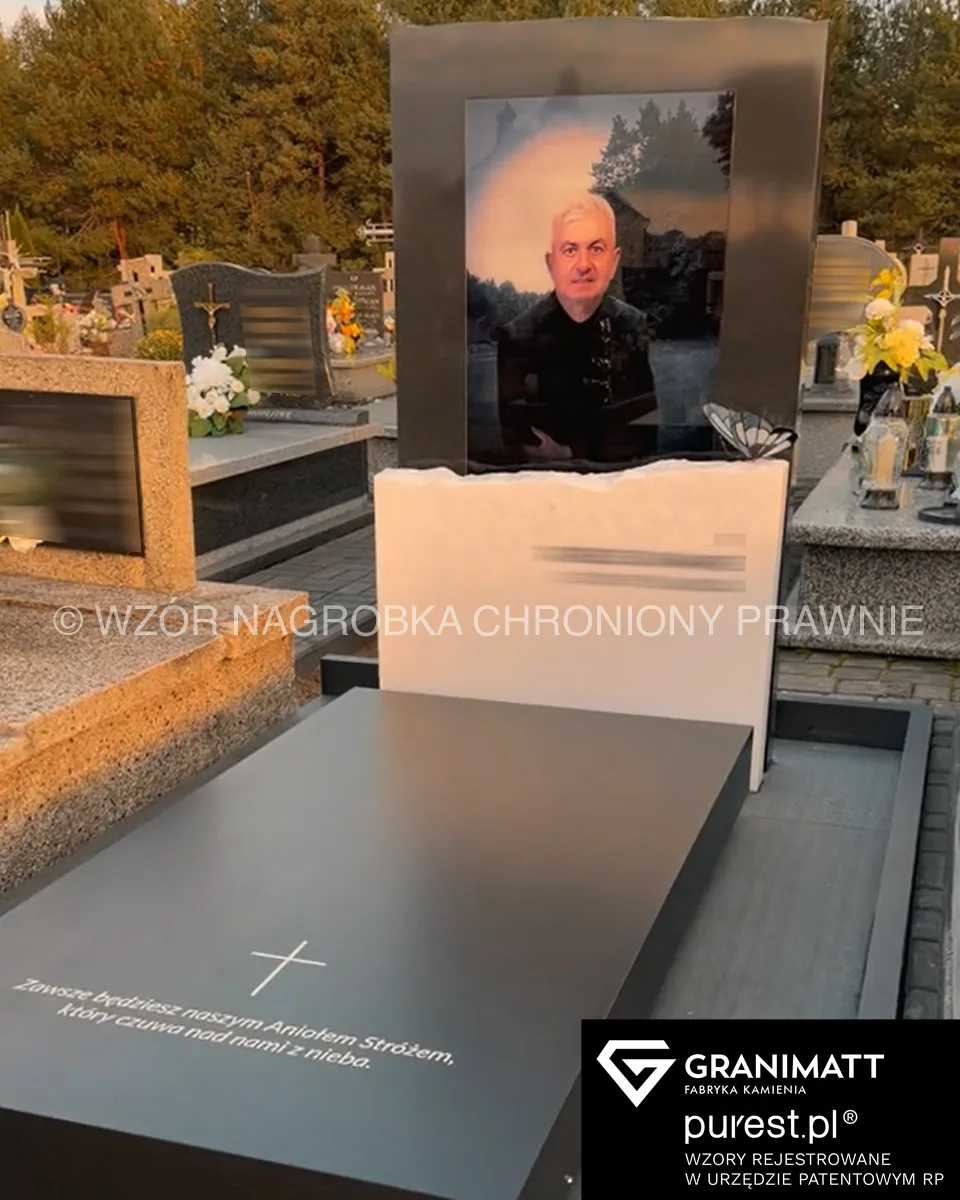 Motyl nagrobny ze szkła witrażowego Tiffany – dekoracyjny motyl na nagrobek z wielobarwnego szkła, symbol przemiany i nowego etapu.