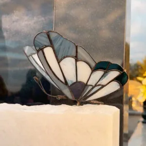 Motyl nagrobny ze szkła witrażowego Tiffany – dekoracyjny motyl na nagrobek z wielobarwnego szkła, symbol przemiany i nowego etapu.