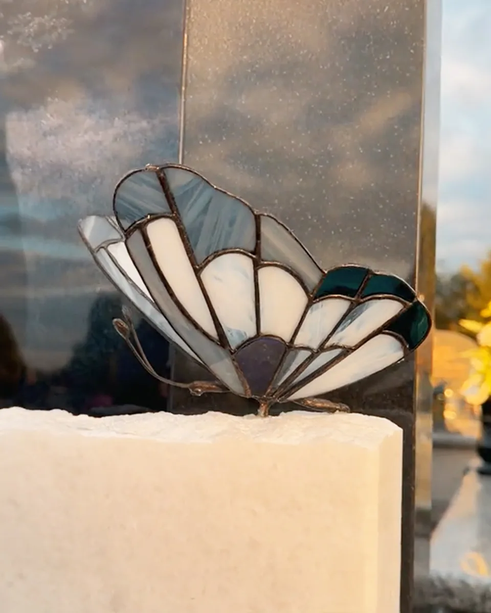 Motyl nagrobny ze szkła witrażowego Tiffany – dekoracyjny motyl na nagrobek z wielobarwnego szkła, symbol przemiany i nowego etapu.