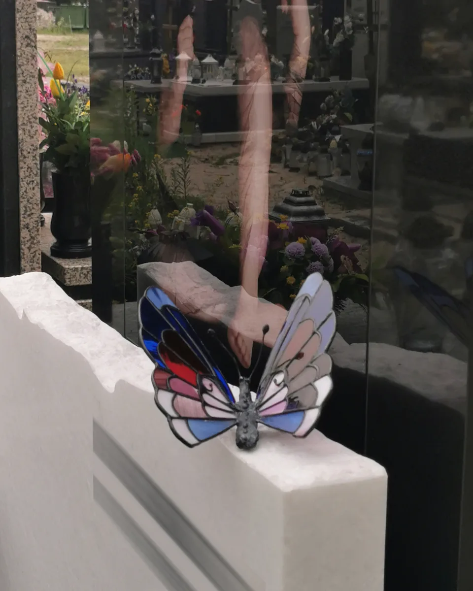 Motyl nagrobny ze szkła witrażowego Tiffany – dekoracyjny motyl na nagrobek z wielobarwnego szkła, symbol przemiany i nowego etapu.