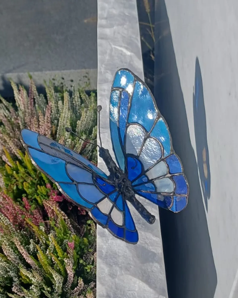 Motyl nagrobny ze szkła witrażowego Tiffany – dekoracyjny motyl na nagrobek z wielobarwnego szkła, symbol przemiany i nowego etapu.