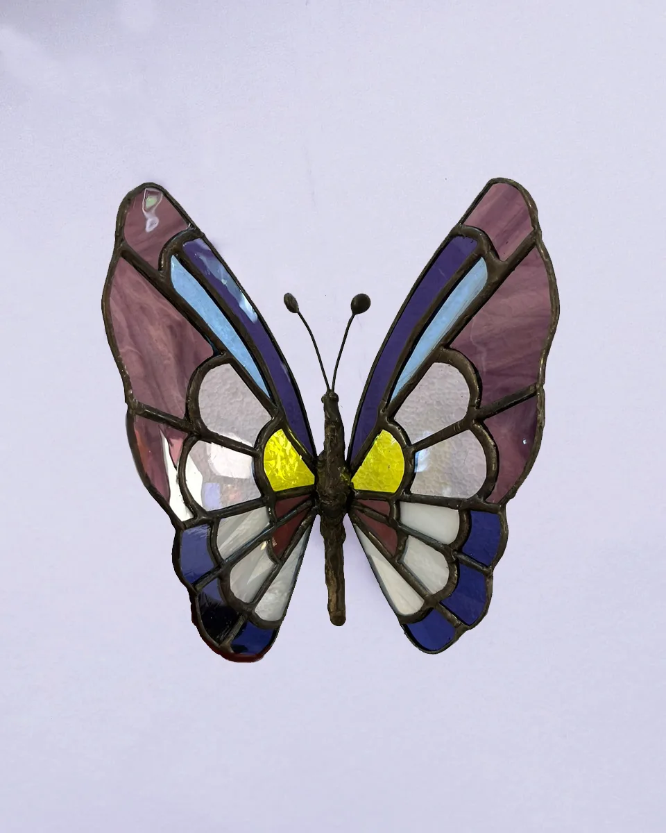 Motyl nagrobny ze szkła witrażowego Tiffany – dekoracyjny motyl na nagrobek z wielobarwnego szkła, symbol przemiany i nowego etapu.