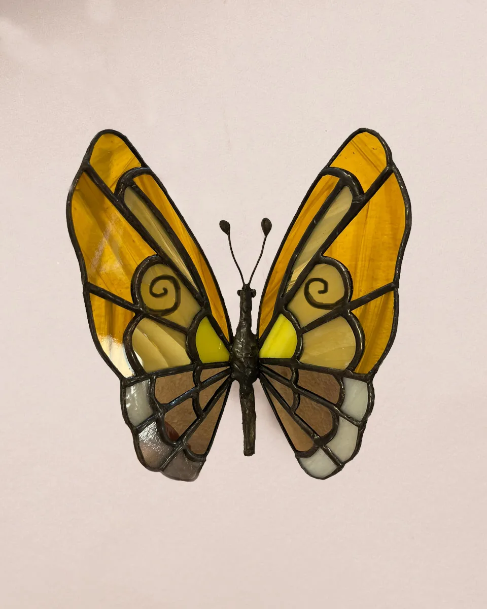 Motyl nagrobny ze szkła witrażowego Tiffany – dekoracyjny motyl na nagrobek z wielobarwnego szkła, symbol przemiany i nowego etapu.