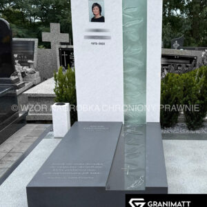 Fusing szklany Piórka – artystyczne szklane piórka do dekoracji nagrobków, unikatowe elementy szkła stapianego metodą fusing, idealne do eleganckich pomników nagrobnych.